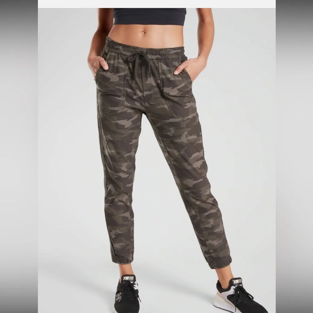 Athleta Olive Camo Farrallon Jogger Pants, size 14 - Picture 1 of 9
